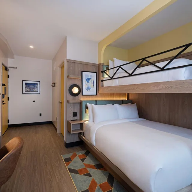 غرفة بريميوم بسرير بطابقين وسرير كوين، voco Astoria by IHG 1/2