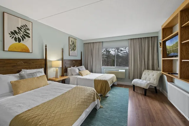 Room, 1 Single and 2 Double Beds، Hartness House Inn 1/2