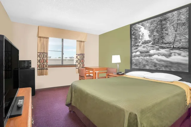 غرفة قياسية بسرير كوين، Super 8 By Wyndham Riverton 1/4