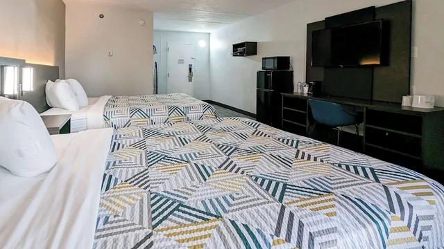 غرفة قياسية بسريرين كوين، Motel6 Danvers, MA - Boston North 3/5