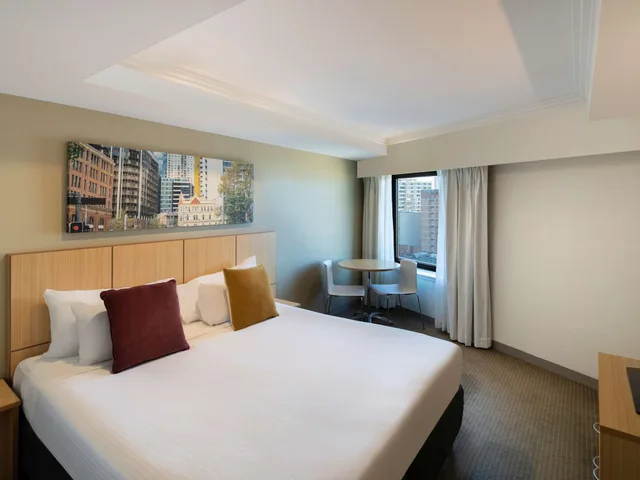 Superior, Queen Bed, ibis Styles Sydney Central 2/9