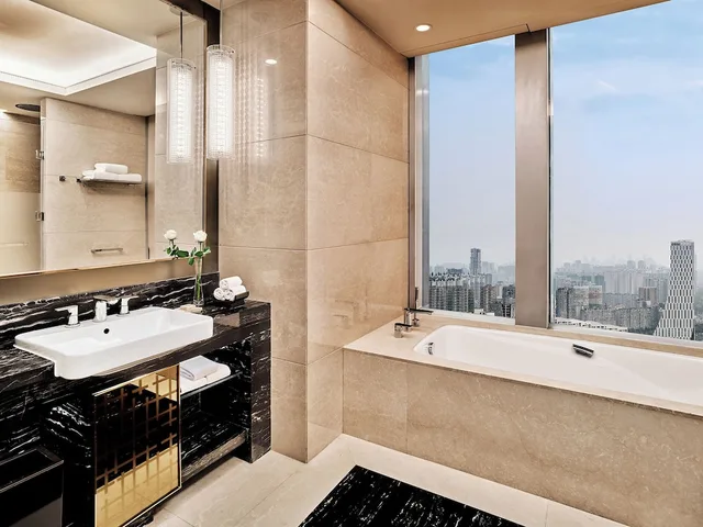 غرفة ديلوكس ركنية بسرير كينج بإطلالة على المدينة، Vignette Collection Chengdu Palm Springs by IHG 1/1