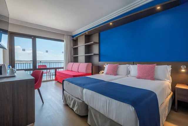 غرفة سوبيريور بثلاثة أسرّة بإطلالة جزئية على البحر، Leonardo Royal Hotel Mallorca 1/4