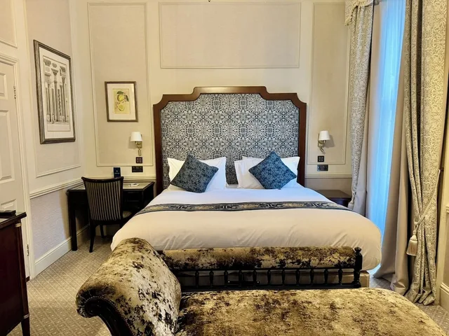 Superior, King Bed, Small, The Leonard Hotel 3/8