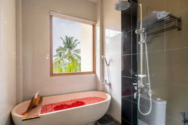 جناح جونيور بسرير كينج بإطلالة على المسبح بشرفة، Ashoka Tree Resort At Tanggayuda 4/4
