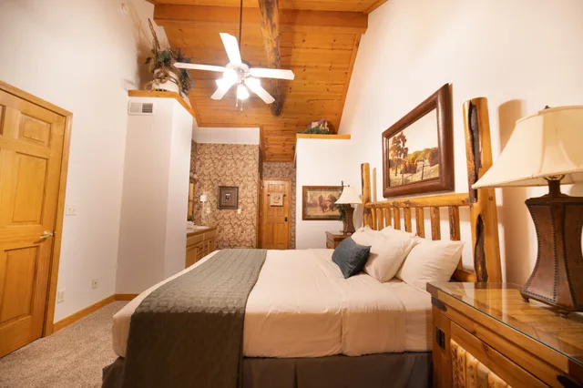 كابينة غراند بسريرين كينج بشرفة بـ4 غرف نوم مع أريكة، Cabins At Grand Mountain By Thousand Hills Resort 1/7