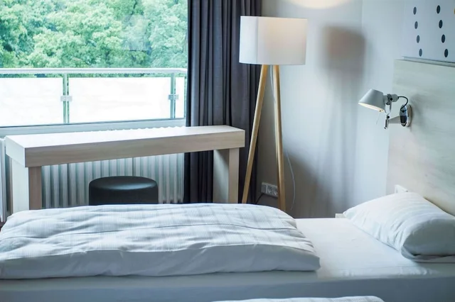 غرفة بريميوم مفردة بإطلالة على البحيرة بغرفة نوم واحدة، Serways Hotel Remscheid 4/6