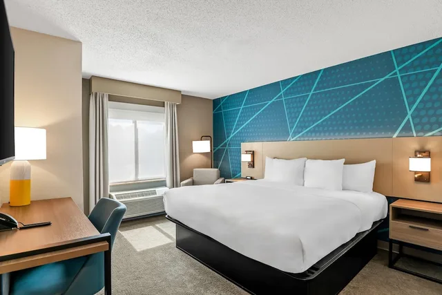 Room, King Bed, Comfort Inn Emporia 1/6