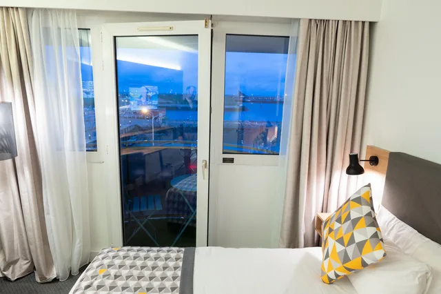 غرفة بسرير كوين بإطلالة على البحر، Holiday Inn Calais 4/6