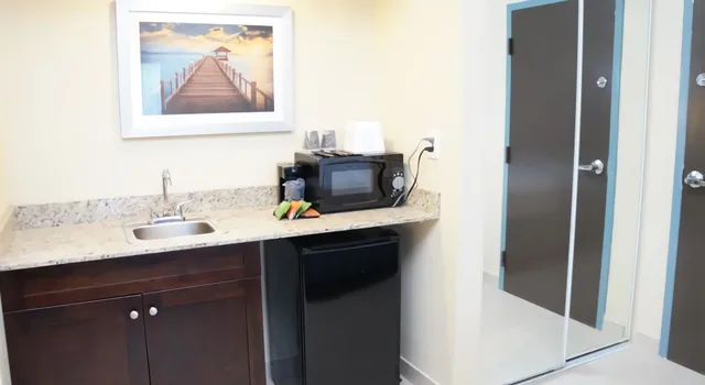 غرفة قياسية بسرير كينج، Best Western Naples Plaza Hotel 7/7