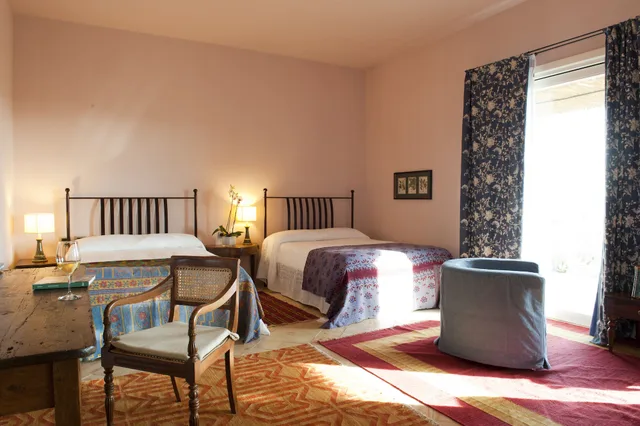غرفة بسريرين كوين بشرفة، La Foresteria Planeta Estate 1/6