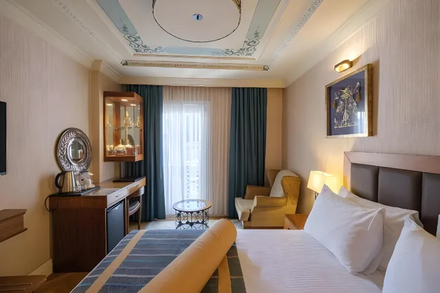 Superior, Double or Twin Bed, Street View، Golden Age Hotel Taksim 1/2
