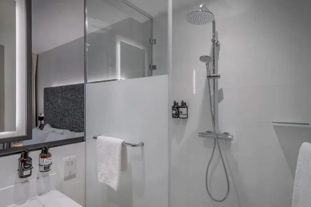 Innside, King Bed, Balcony، INNSIDE Newcastle 2/4