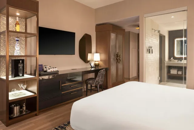 غرفة بسرير كينج لذوي الإعاقة، Caesars Republic Scottsdale, a Hilton Hotel 1/6