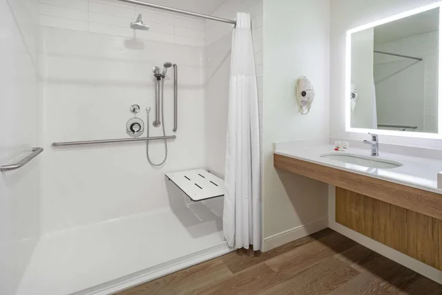 غرفة بسرير كوين بإطلالة على البحر لذوي الإعاقة، Microtel Inn and Suites by Wyndham Summerside 2/2