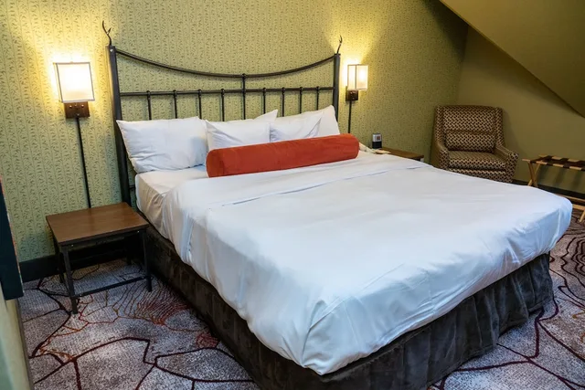 غرفة قياسية بسرير كينج، Banff Caribou Lodge & Spa 3/7