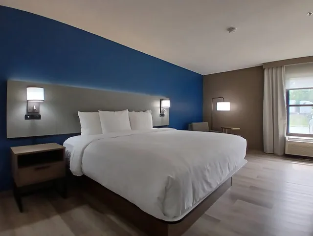 Elite, King Bed, Ground Floor, Comfort Inn Marion NC 1/10