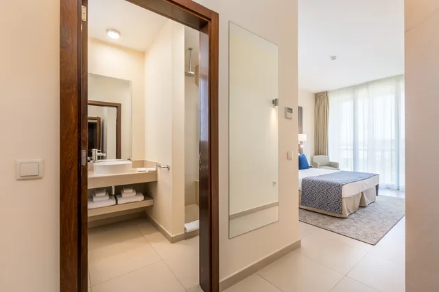 غرفة بسرير مزدوج أو سريرين منفصلين بإطلالة على المسبح، The Westin Salgados Beach Resort, Algarve 8/10