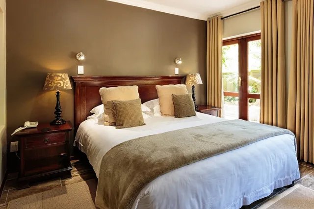 Room, King Bed, Patio, Garden Area، Wilderness Manor 2/3