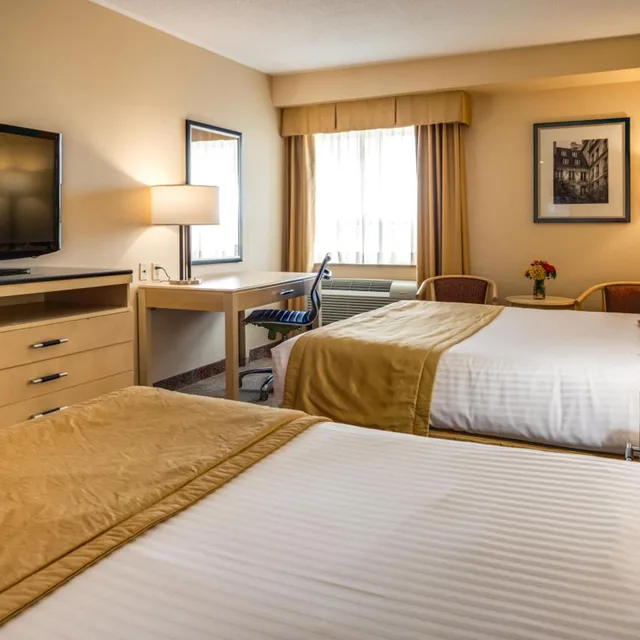غرفة قياسية بسرير كينج وسريرين كوين، Monte Carlo Inns And Suites Downtown Markham 3/10