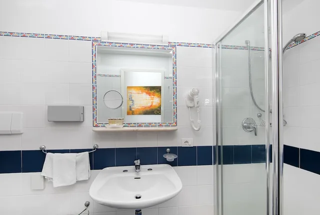 غرفة رباعية بسرير مزدوج وسريرين منفصلين، Hotel La Pensione Svizzera 3/3