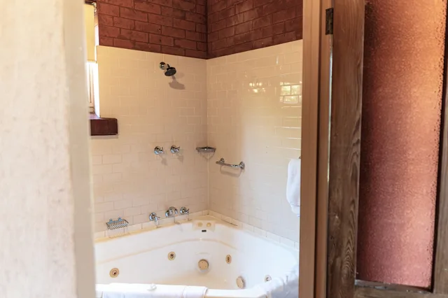 كوخ فاخر بسرير كوين بحوض جاكوزي، Buxton Manor 5/6