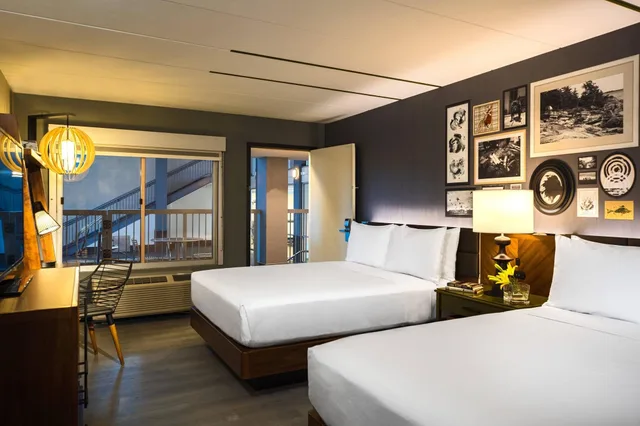 Room, 2 Queen Beds, Pool Side، Renaissance Minneapolis Bloomington Hotel 1/6