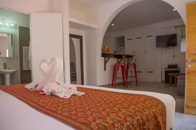 جناح شهر العسل بسرير كينج بإطلالة على الفناء مع أريكة بمطبخ صغير، Ocean Zen Suites 3/4