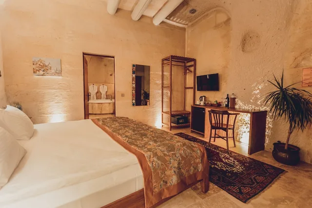 Cave, Hot Tub، Peristyle Cave Cappadocia 5/10
