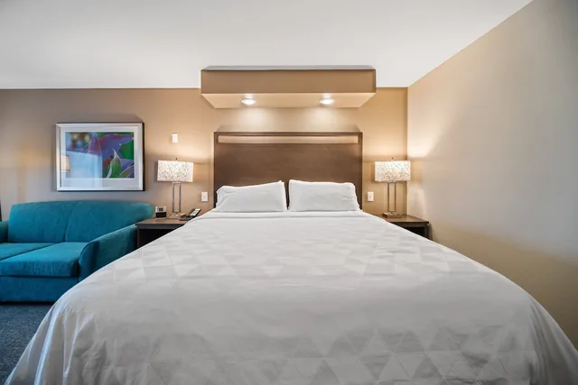 Room, King Bed, Sofa, Lobby Area، Holiday Inn Kearney 1/8