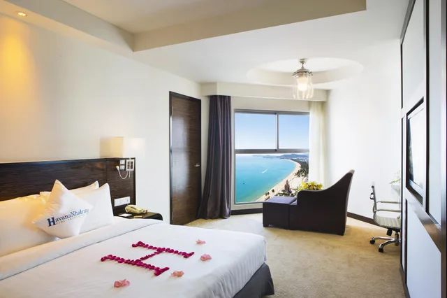 غرفة ديلوكس بسرير كوين بإطلالة على البحر، Havana Nha Trang Hotel 2/4