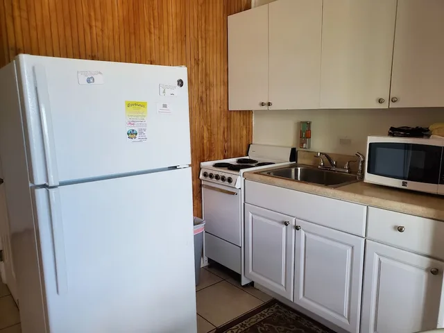 غرفة بسرير كينج وسرير كوين بإطلالة على القناة بمطبخ صغير، Captain Pips Marina Hideaway 4/9