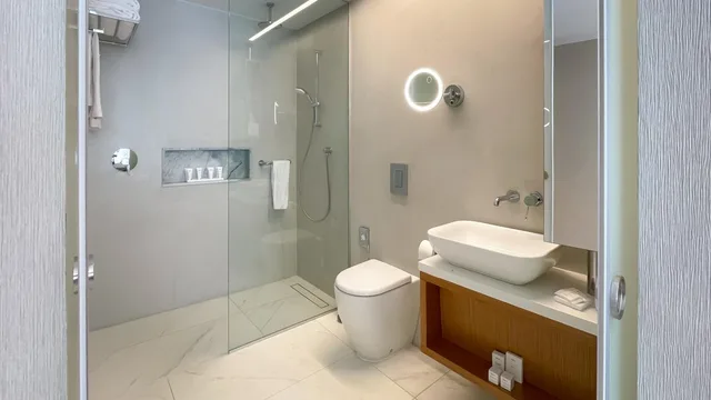 غرفة بريميوم بسرير كينج بشرفة، Radisson Beach Resort Larnaca 10/10