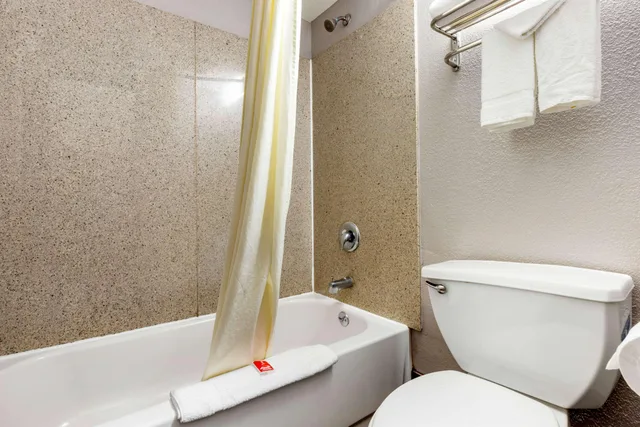 غرفة بسرير كينج للمدخنين، Econo Lodge Rock Hill Northeast 4/4