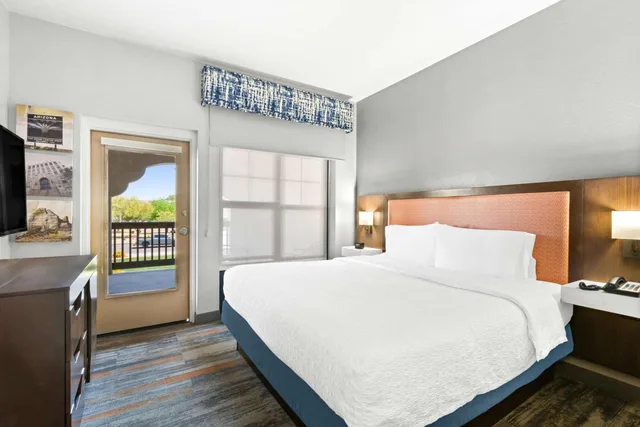 جناح بسرير كينج بشرفة مع أريكة، Hampton Inn & Suites Goodyear 2/3