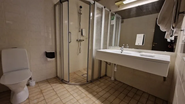 غرفة تنفيذية عائلية بسريرين كوين بإطلالة على البحر مع أريكة، First Hotel Statt Ornskoldsvik 1/1