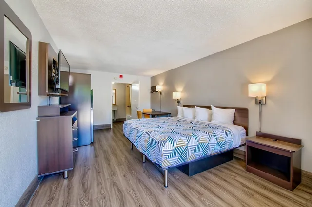 غرفة ديلوكس بسرير كينج للمدخنين، Red Roof Inn Birmingham - Highway 280 1/8