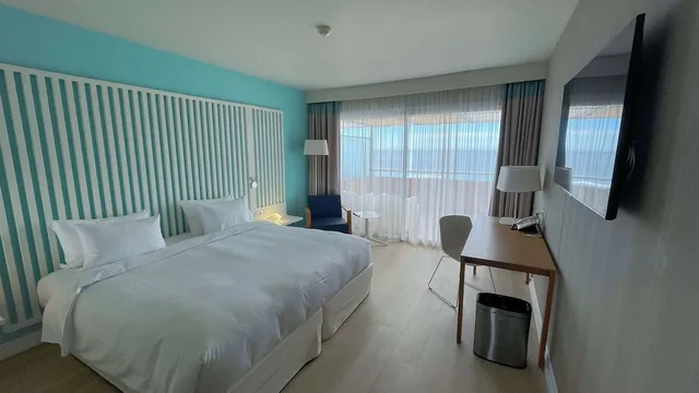 غرفة بريميوم بسرير كينج بإطلالة على البحر بشرفة، Radisson Blu Resort Spa Ajac 5/10