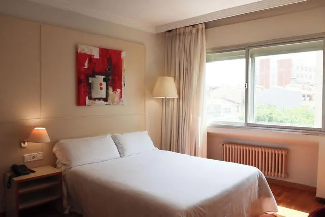 غرفة بسرير مزدوج وسريرين منفصلين، Hotel Urpi 1/2