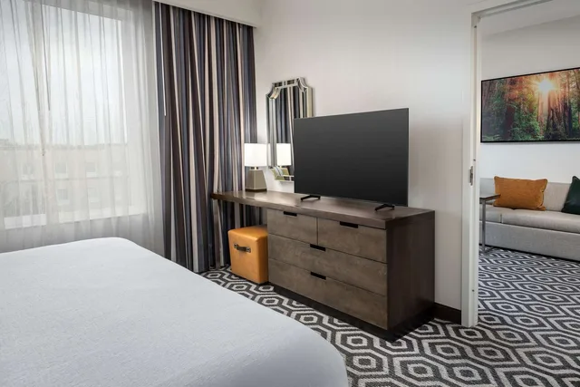 جناح بسرير كينج بغرفتين مع أريكة بحوض استحمام لذوي الإعاقة، Embassy Suites By Hilton Portland Hillsboro 1/2