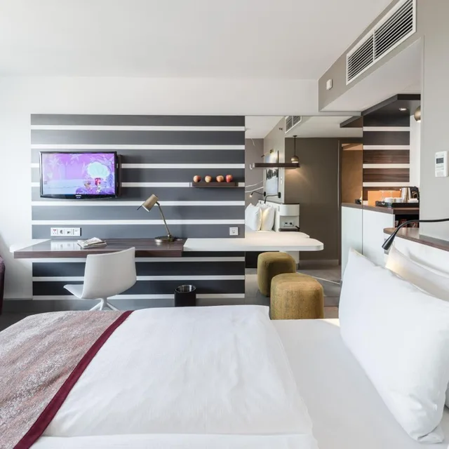 غرفة بريميوم بسرير كينج وسرير كوين بإطلالة على المدينة، Holiday Inn Munich - City Centre 1/8