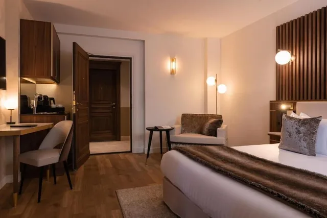 جناح جونيور، Hotel Lord Byron 3/5