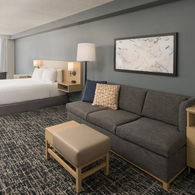 غرفة بسرير كينج مع أريكة في طابق مرتفع، Hyatt Place Rogers / Bentonville 3/4