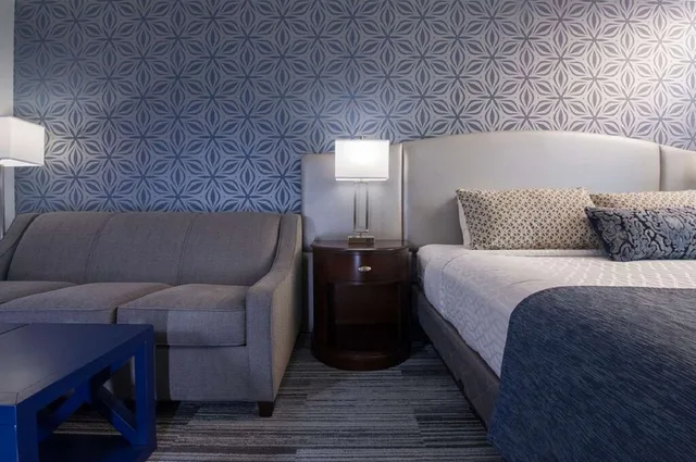 غرفة كبيرة بسرير كينج مع أريكة، Best Western Plus Franklin Square Inn Troy/Albany 1/2
