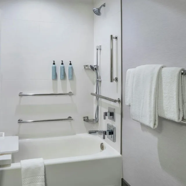 غرفة بسرير كينج مع أريكة بحوض استحمام لذوي الإعاقة، Courtyard by Marriott Paramus 6/7