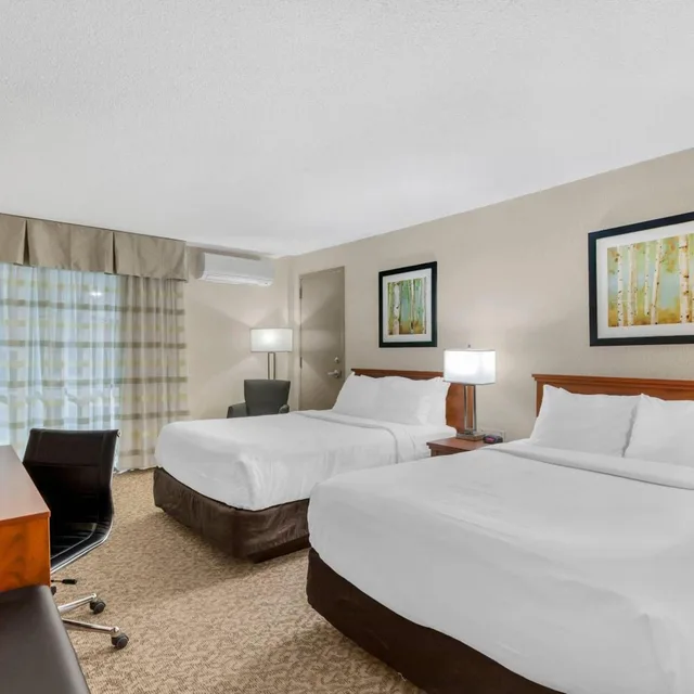 جناح بسرير كينج وسريرين كوين مع أريكة، Clarion Hotel & Suites Brandon 3/5