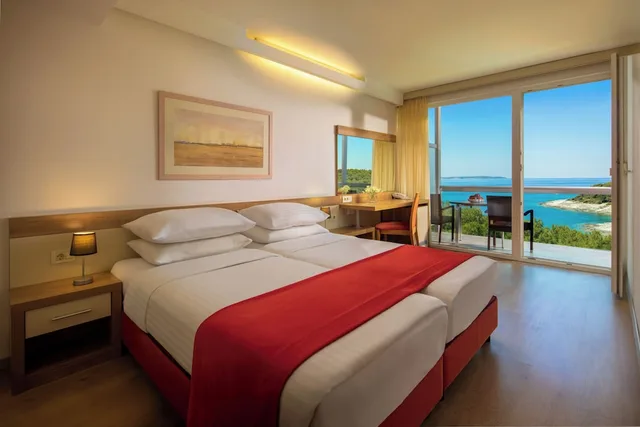 Suite, Twin Beds, Sea Side, Sofa, Balcony، Hotel Aurora 1/7