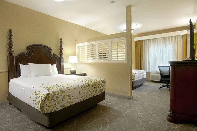 غرفة بسريرين كوين، Azure Hotel & Suites, Trademark Collection by Wyndham 1/4