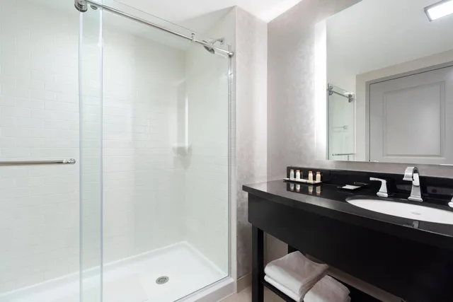 غرفة ديلوكس بسرير كينج وسرير كينج وسرير كوين بإطلالة، Renaissance Boston Patriot Place Hotel And Spa 5/6