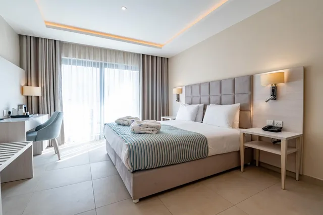 جناح جونيور بشرفة مع أريكة، Maritim Antonine Hotel and Spa Malta 6/10